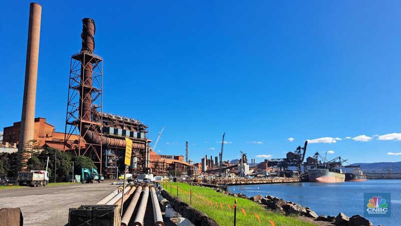 Australia memiliki ambisi besar dalam mencapai target netral karbon (net zero emission/NZE) pada 2050. Salah satu proyek raksasa untuk mendukung hal tersebut adalah Port Kembla Hydrogen Hub di Wollongong, New South Wales, yang akan mengintegrasikan sejumlah proyek dalam satu area pelabuhan, termasuk pusat hidrogen dan pembangkit listrik tenaga angin lepas pantai. (CNBC Indonesia/Lucky Leonard)