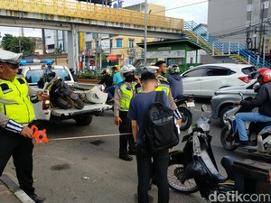 Mobil Seruduk Motor di Palembang, 2 Korban Alami Luka-luka