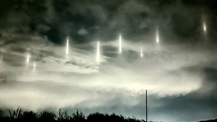 Sembilan pilar cahaya di langit Jepang. Sebuah fenomena aneh terlihat di Prefektur Tottori. (X/theinformant_x)