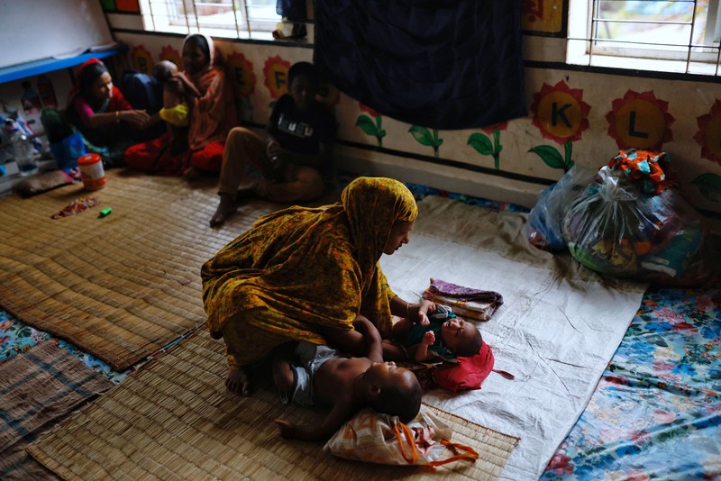 Seorang pria menyelamatkan gerobak dan material lainnya saat air mengalir ke pantai Kuakata di pesisir Teluk Benggala akibat mendekatnya Topan Remal di Barisal, Bangladesh, Minggu, 26 Mei 2024. Seorang pria menyelamatkan gerobak dan material lainnya saat air mengalir ke pantai Kuakata di pesisir Teluk Benggala akibat mendekatnya Topan Remal di Barisal, Bangladesh, Minggu, 26 Mei 2024. (AP Photo/Abdul Goni)