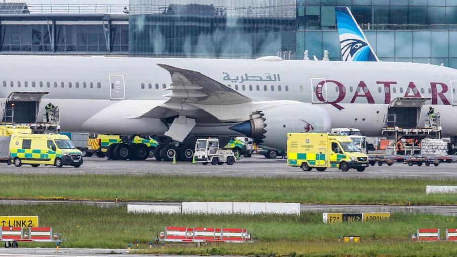 Tim penyelamat bekerja di dekat pesawat Qatar Airways setelah mengalami Turbulensi dahsyat di wilayah Turki, menyebabkan enam penumpang dan enam awak pesawat terluka. (X @aviationbrk)