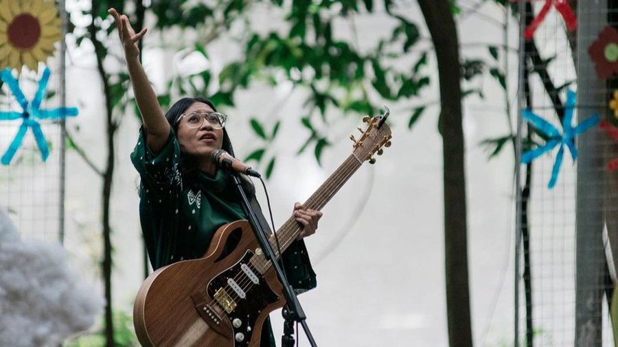 Vokalis sekaligus gitaris dari Endah N Rhesa, Endah Widiastuti. (Instagram @endahwidiastuti)