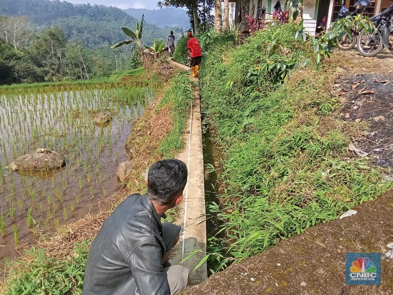 Warga Desa Padasuka, Cianjur, Jabar melakukan pengawasan realisasi penggunaan dana desa dengan turun ke lapangan. Warga Desa Padasuka, Cianjur, Jabar melakukan pengawasan realisasi penggunaan dana desa dengan turun ke lapangan. (CNBC Indonesia/Suhendra)