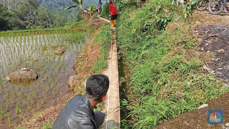 Warga Desa Padasuka, Cianjur, Jabar melakukan pengawasan realisasi penggunaan dana desa dengan turun ke lapangan. (CNBC Indonesia/Suhendra)