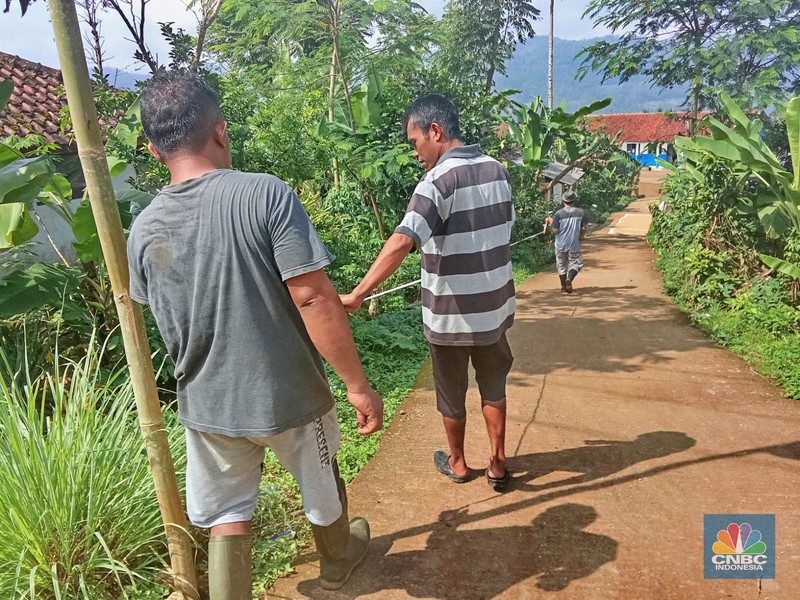 Warga Desa Padasuka, Cianjur, Jabar melakukan pengawasan realisasi penggunaan dana desa dengan turun ke lapangan. (CNBC Indonesia/Suhendra)