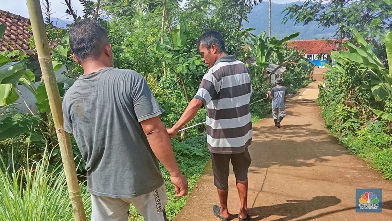 Warga Desa Padasuka, Cianjur, Jabar melakukan pengawasan realisasi penggunaan dana desa dengan turun ke lapangan. (CNBC Indonesia/Suhendra)