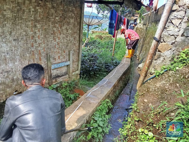 Warga Desa Padasuka, Cianjur, Jabar melakukan pengawasan realisasi penggunaan dana desa dengan turun ke lapangan. Warga Desa Padasuka, Cianjur, Jabar melakukan pengawasan realisasi penggunaan dana desa dengan turun ke lapangan. (CNBC Indonesia/Suhendra)