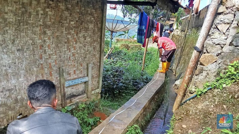 Warga Desa Padasuka, Cianjur, Jabar melakukan pengawasan realisasi penggunaan dana desa dengan turun ke lapangan. (CNBC Indonesia/Suhendra)