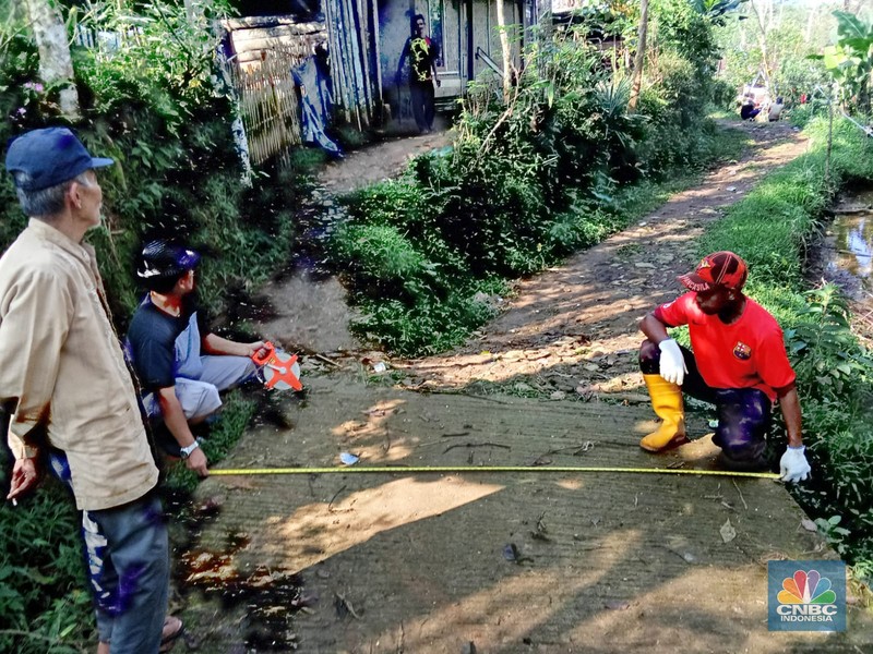 Warga Desa Padasuka, Cianjur, Jabar melakukan pengawasan realisasi penggunaan dana desa dengan turun ke lapangan. Warga Desa Padasuka, Cianjur, Jabar melakukan pengawasan realisasi penggunaan dana desa dengan turun ke lapangan. (CNBC Indonesia/Suhendra)