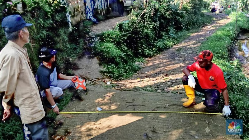 Warga Desa Padasuka, Cianjur, Jabar melakukan pengawasan realisasi penggunaan dana desa dengan turun ke lapangan. (CNBC Indonesia/Suhendra)