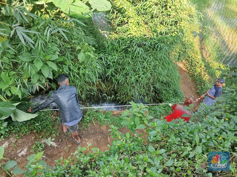 Warga Desa Padasuka, Cianjur, Jabar melakukan pengawasan realisasi penggunaan dana desa dengan turun ke lapangan. Warga Desa Padasuka, Cianjur, Jabar melakukan pengawasan realisasi penggunaan dana desa dengan turun ke lapangan. (CNBC Indonesia/Suhendra)