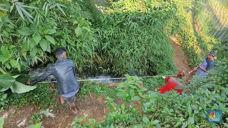 Warga Desa Padasuka, Cianjur, Jabar melakukan pengawasan realisasi penggunaan dana desa dengan turun ke lapangan. (CNBC Indonesia/Suhendra)