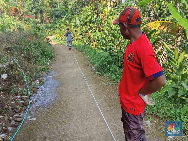 Warga Desa Padasuka, Cianjur, Jabar melakukan pengawasan realisasi penggunaan dana desa dengan turun ke lapangan. Warga Desa Padasuka, Cianjur, Jabar melakukan pengawasan realisasi penggunaan dana desa dengan turun ke lapangan. (CNBC Indonesia/Suhendra)