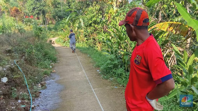 Warga Desa Padasuka, Cianjur, Jabar melakukan pengawasan realisasi penggunaan dana desa dengan turun ke lapangan. (CNBC Indonesia/Suhendra)