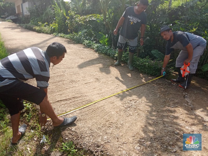 Warga Desa Padasuka, Cianjur, Jabar melakukan pengawasan realisasi penggunaan dana desa dengan turun ke lapangan. Warga Desa Padasuka, Cianjur, Jabar melakukan pengawasan realisasi penggunaan dana desa dengan turun ke lapangan. (CNBC Indonesia/Suhendra)