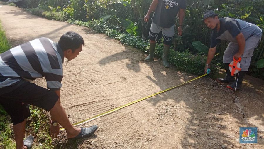 Warga Desa Padasuka, Cianjur, Jabar melakukan pengawasan realisasi penggunaan dana desa dengan turun ke lapangan. (CNBC Indonesia/Suhendra)