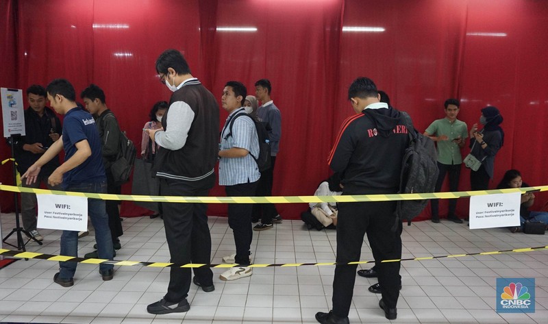 Antusias para pencari kerja saat melakukan registrasi ajang Jakarta Job Fair 2024 di Thamrin City, Tanah Abang, Jakarta Pusat, Selasa (28/5/2024). (CNBC Indonesia/Muhammad Sabki) Antusias para pencari kerja saat melakukan registrasi ajang Jakarta Job Fair 2024 di Thamrin City, Tanah Abang, Jakarta Pusat, Selasa (28/5/2024). (CNBC Indonesia/Muhammad Sabki)