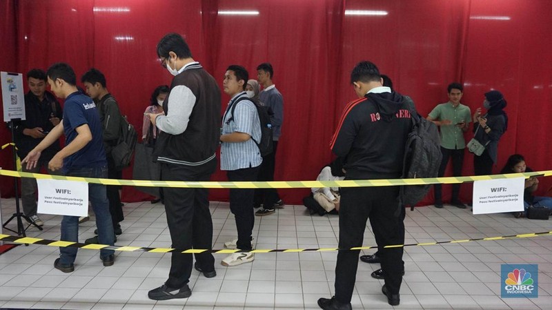 Antusias para pencari kerja saat melakukan registrasi ajang Jakarta Job Fair 2024 di Thamrin City, Tanah Abang, Jakarta Pusat, Selasa (28/5/2024). (CNBC Indonesia/Muhammad Sabki)