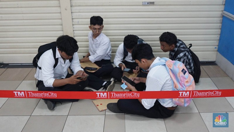 Antusias para pencari kerja saat melakukan registrasi ajang Jakarta Job Fair 2024 di Thamrin City, Tanah Abang, Jakarta Pusat, Selasa (28/5/2024). (CNBC Indonesia/Muhammad Sabki) Antusias para pencari kerja saat melakukan registrasi ajang Jakarta Job Fair 2024 di Thamrin City, Tanah Abang, Jakarta Pusat, Selasa (28/5/2024). (CNBC Indonesia/Muhammad Sabki)
