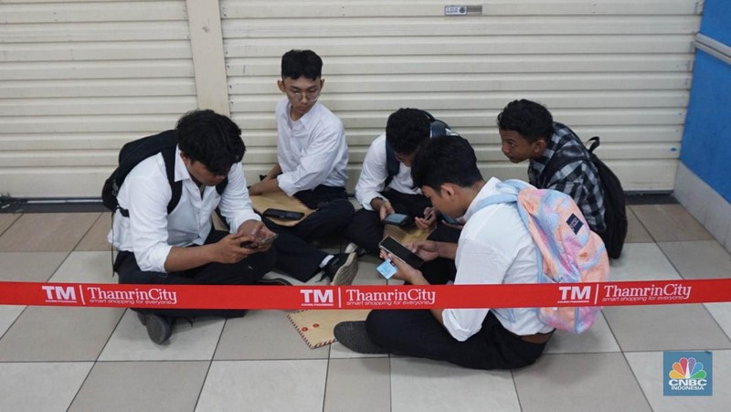 Antusias para pencari kerja saat melakukan registrasi ajang Jakarta Job Fair 2024 di Thamrin City, Tanah Abang, Jakarta Pusat, Selasa (28/5/2024). (CNBC Indonesia/Muhammad Sabki)