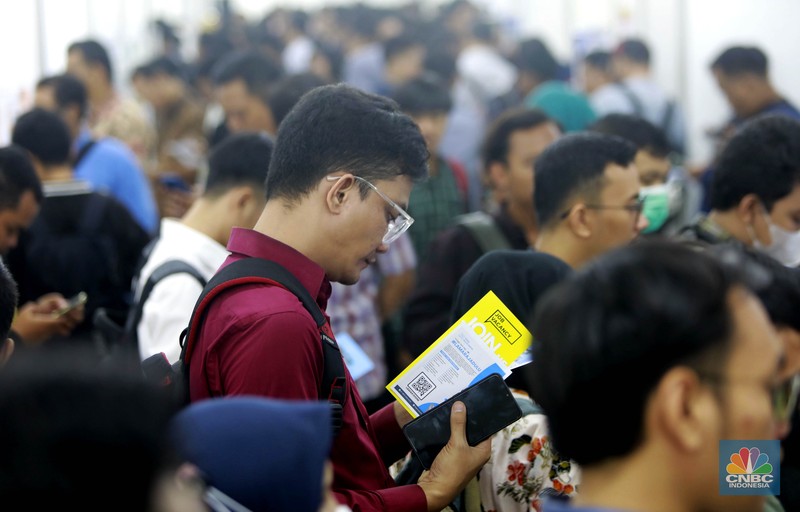 Antusias para pencari kerja saat melakukan registrasi ajang Jakarta Job Fair 2024 di Thamrin City, Tanah Abang, Jakarta Pusat, Selasa (28/5/2024). (CNBC Indonesia/Muhammad Sabki) Antusias para pencari kerja saat melakukan registrasi ajang Jakarta Job Fair 2024 di Thamrin City, Tanah Abang, Jakarta Pusat, Selasa (28/5/2024). (CNBC Indonesia/Muhammad Sabki)