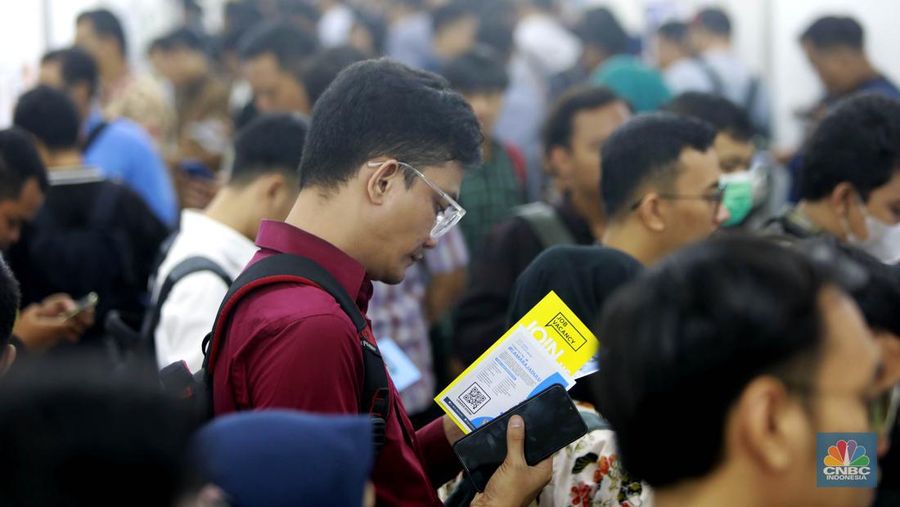 Antusias para pencari kerja saat melakukan registrasi ajang Jakarta Job Fair 2024 di Thamrin City, Tanah Abang, Jakarta Pusat, Selasa (28/5/2024). (CNBC Indonesia/Muhammad Sabki)
