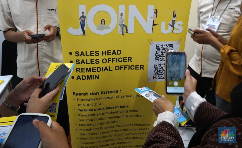 Antusias para pencari kerja saat melakukan registrasi ajang Jakarta Job Fair 2024 di Thamrin City, Tanah Abang, Jakarta Pusat, Selasa (28/5/2024). (CNBC Indonesia/Muhammad Sabki)