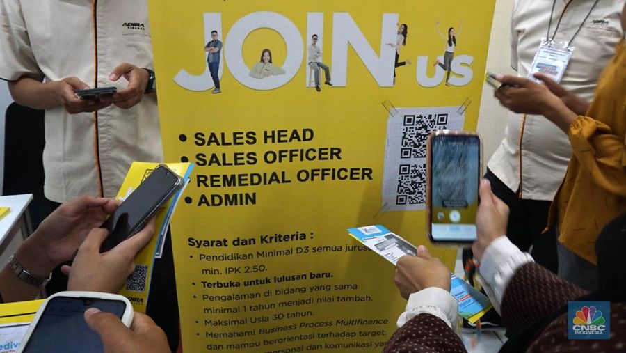 Antusias para pencari kerja saat melakukan registrasi ajang Jakarta Job Fair 2024 di Thamrin City, Tanah Abang, Jakarta Pusat, Selasa (28/5/2024). (CNBC Indonesia/Muhammad Sabki)