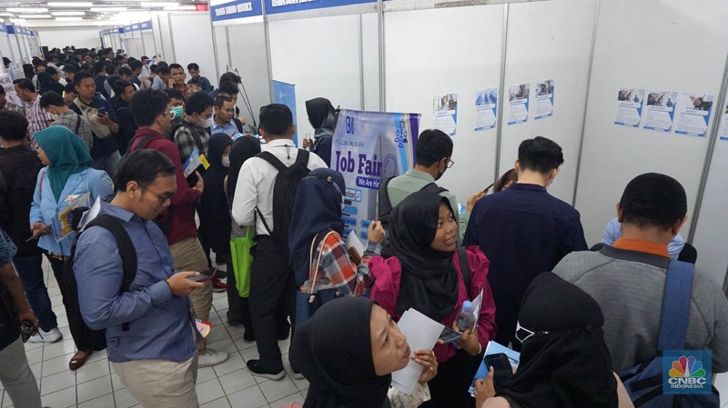 Antusias para pencari kerja saat melakukan registrasi ajang Jakarta Job Fair 2024 di Thamrin City, Tanah Abang, Jakarta Pusat, Selasa (28/5/2024). (CNBC Indonesia/Muhammad Sabki) Antusias para pencari kerja saat melakukan registrasi ajang Jakarta Job Fair 2024 di Thamrin City, Tanah Abang, Jakarta Pusat, Selasa (28/5/2024). (CNBC Indonesia/Muhammad Sabki)