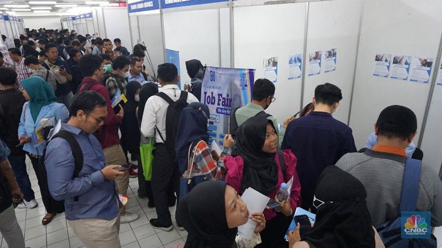 Antusias para pencari kerja saat melakukan registrasi ajang Jakarta Job Fair 2024 di Thamrin City, Tanah Abang, Jakarta Pusat, Selasa (28/5/2024). (CNBC Indonesia/Muhammad Sabki)