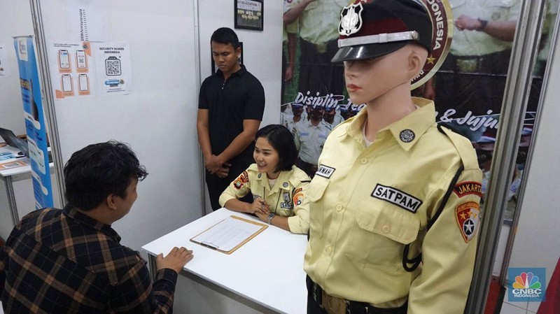 Antusias para pencari kerja saat melakukan registrasi ajang Jakarta Job Fair 2024 di Thamrin City, Tanah Abang, Jakarta Pusat, Selasa (28/5/2024). (CNBC Indonesia/Muhammad Sabki)