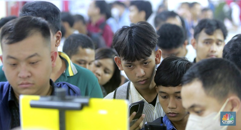 Antusias para pencari kerja saat melakukan registrasi ajang Jakarta Job Fair 2024 di Thamrin City, Tanah Abang, Jakarta Pusat, Selasa (28/5/2024). (CNBC Indonesia/Muhammad Sabki) Antusias para pencari kerja saat melakukan registrasi ajang Jakarta Job Fair 2024 di Thamrin City, Tanah Abang, Jakarta Pusat, Selasa (28/5/2024). (CNBC Indonesia/Muhammad Sabki)