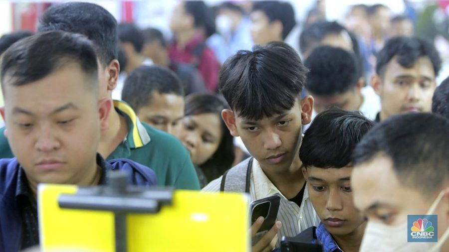 Antusias para pencari kerja saat melakukan registrasi ajang Jakarta Job Fair 2024 di Thamrin City, Tanah Abang, Jakarta Pusat, Selasa (28/5/2024). (CNBC Indonesia/Muhammad Sabki)