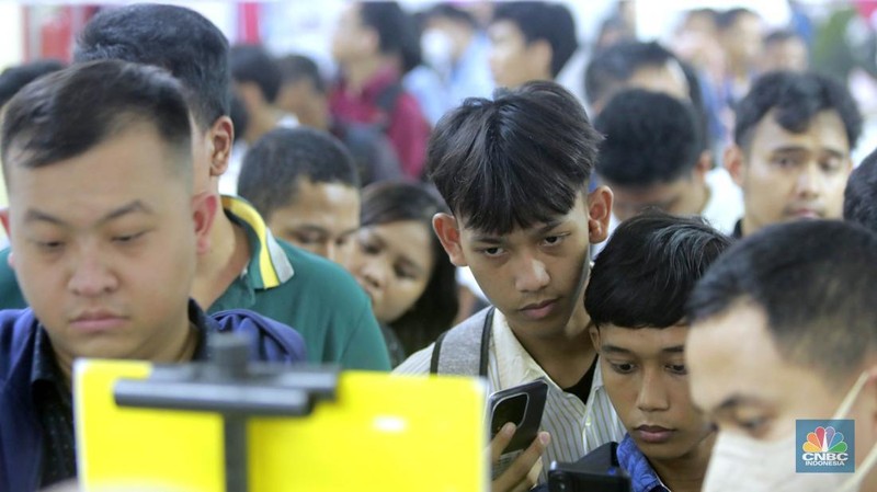 Antusias para pencari kerja saat melakukan registrasi ajang Jakarta Job Fair 2024 di Thamrin City, Tanah Abang, Jakarta Pusat, Selasa (28/5/2024). (CNBC Indonesia/Muhammad Sabki)