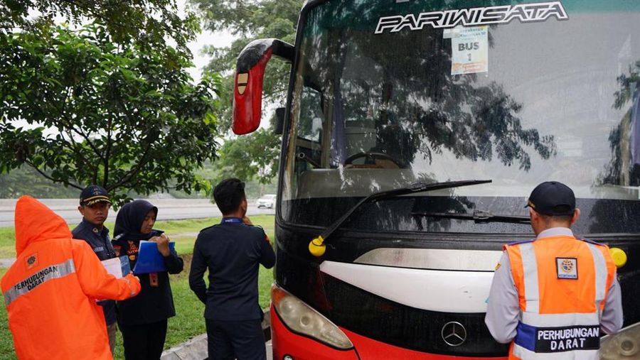 Ditjen Perhubungan Darat telah memeriksa sebanyak 984 bus pariwisata yang tersebar di wilayah DKI Jakarta, Banten, Jawa Barat, Jawa Tengah, D.I Yogyakarta, Jawa Timur, NTB serta sebagian Sumatera, Kalimantan dan Sulawesi. (Dok. Kemenhub)
