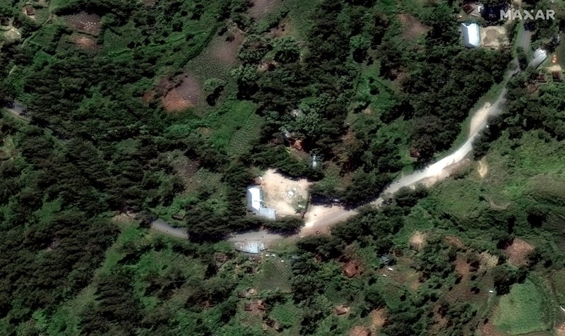 Gambar satelit menunjukkan Provinsi Enga, Papua Nugini sebelum dan sesudah diterjang longsor pada Jumat (24/5). (via REUTERS/2024 Planet Labs Inc)
