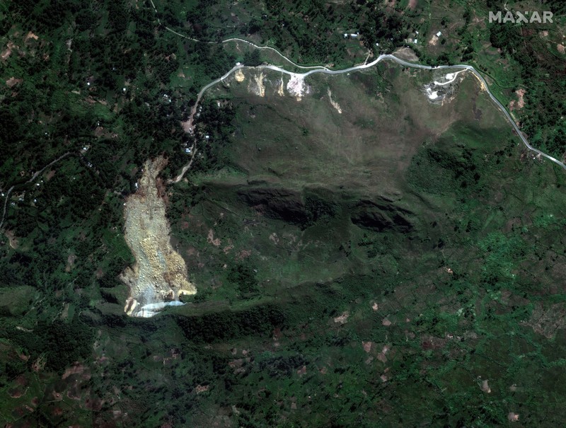 Gambar satelit menunjukkan Provinsi Enga, Papua Nugini sebelum dan sesudah diterjang longsor pada Jumat (24/5). (via REUTERS/2024 Planet Labs Inc)