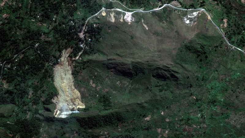 Gambar satelit menunjukkan Provinsi Enga, Papua Nugini sebelum dan sesudah diterjang longsor pada Jumat (24/5). (via REUTERS/2024 Planet Labs Inc)