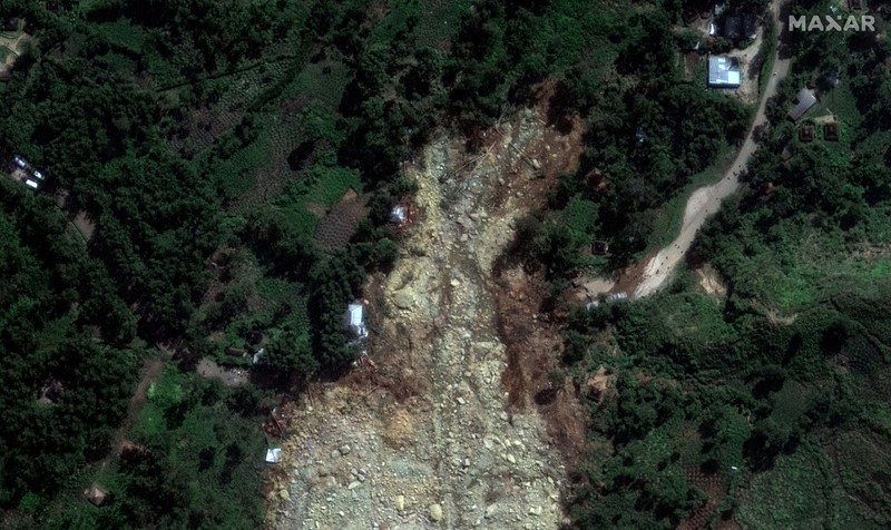 Gambar satelit menunjukkan Provinsi Enga, Papua Nugini sebelum dan sesudah diterjang longsor pada Jumat (24/5). (via REUTERS/2024 Planet Labs Inc)