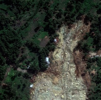 Ngeri! Potret Satelit Sebelum dan Sesudah Longsor Papua Nugini