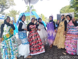 Kreatif! Emak-emak di Gadingharjo Bantul Sulap Sampah Jadi Gaun Cantik