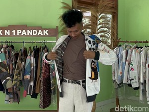 Lika-liku Guru yang Viral Pakai Busana Karya Siswa di Kelas