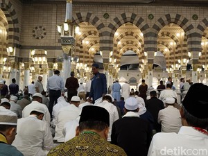 Tiba di Madinah Jemaah Haji Khusus Maktour Langsung Salat di Masjid Nabawi