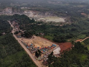 Video: Berebut Jalan Mulus di Parungpanjang