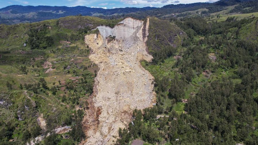 Kawasan longsor di Yambali, Provinsi Enga, Papua Nugini, Senin (27/5/2024). (Juho Valta/UNDP Papua New Guinea via AP)