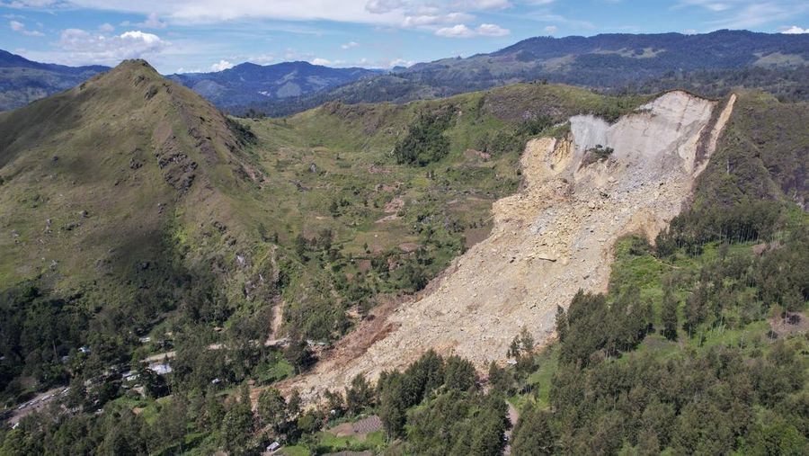 Warga melakukan pencarian korban yang tertimbun tanah longsosr di desa Yambali, Dataran Tinggi Papua Nugini, Senin (27/5/2024).  (Juho Valta/UNDP Papua New Guinea via AP)