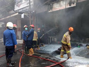 Kebakaran Toko Cat Sinar Jaya Krian Padam Setelah 7 Jam