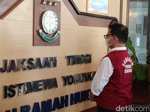 Penampakan Dirut Taru Martani Tersangka Korupsi Rp 18 M Pakai Rompi Merah