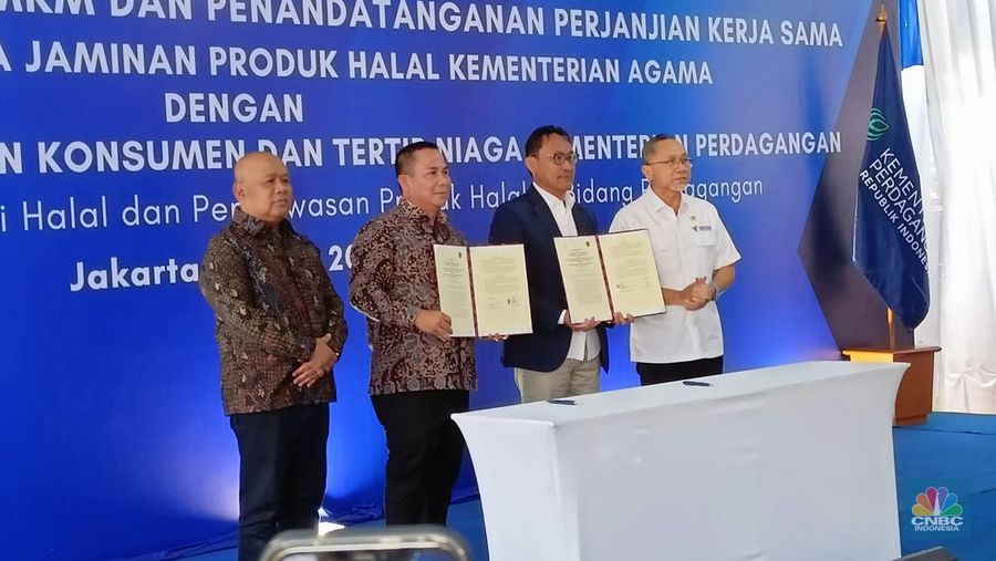 Menteri Perdagangan Zulkifli Hasan memberikan sertifikat halal kepada 223 usaha mikro kecil dan menengah (UMKM) di Direktorat Standarisasi dan Pengendalian Mutu Kemendag, Selasa (28/5/2024). (CNBC Indonesia/Ferry Sandi)