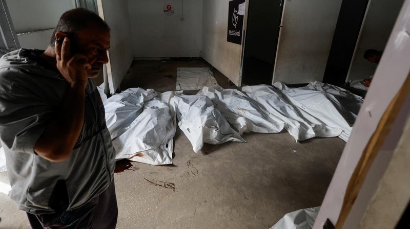 Militer Israel melancarkan serangan udara terhadap pengungsian di Rafah. Sedikitnya 50 orang dilaporkan tewas akibat serangan terbaru Tel Aviv tersebut. (REUTERS/Hatem Khaled)